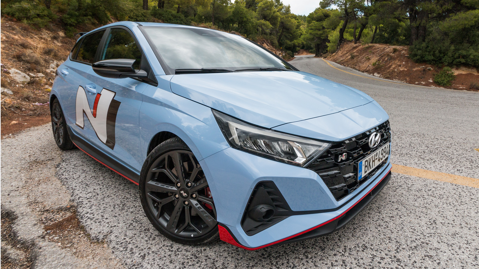 Το ιδιαίτερα επιθετικό αεροδυναμικό κιτ με τα led φώτα, οι μεγάλες εισαγωγές αέρα και τα πλαϊνά σπόιλερ δεν αφήνουν περιθώρια αμφισβήτησης για το χαρα